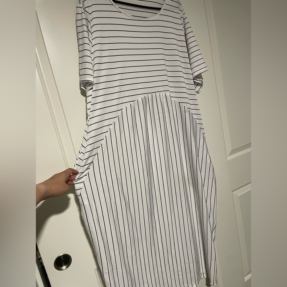 🤍🖤Stylish striped white and black dress 🤍🖤 - Picture 5 of 9